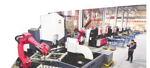 1月28日,在黎明国际智能家居(深州)有限公司生产车间内,工人在操作机械臂生产钢制家具配件。 河北日报记者焦磊摄